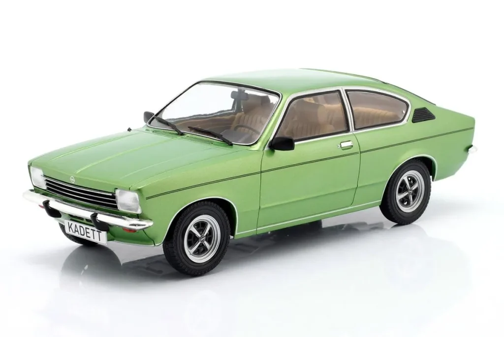โมเดลรถ 1:18 Opel Kadett C Coupé ปี 1975 สีเขียวเมทัลลิก ModelCarGroup