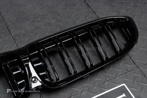 กระจังหน้า BMW G20 Series เส้นคู่ สีดำเงา มีกล้องหน้า