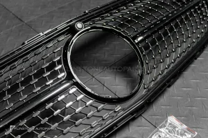กระจังหน้า W213 E-Class Facelift ทรง Diamond สีเงิน-โครเมี่ยม มีกล้อง สำหรับรถ AV