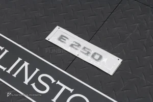 โลโก้ Mercedes Benz E250 สีโครเมี่ยม