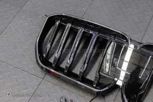 กระจังหน้า LED สำหรับ BMW X1 U11 เส้นเดี่ยว สีดำเงา