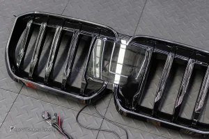 กระจังหน้า LED สำหรับ BMW X1 U11 เส้นเดี่ยว สีดำเงา