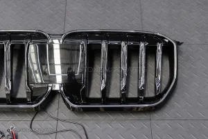 กระจังหน้า LED สำหรับ BMW X1 U11 เส้นเดี่ยว สีดำเงา