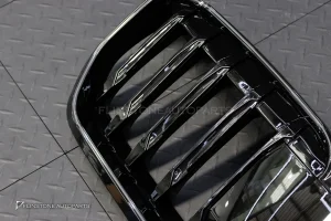 กระจังหน้า LED สำหรับ BMW X1 U11 เส้นเดี่ยว สีดำเงา
