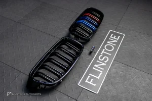 กระจังหน้า BMW F30 เส้นคู่ พร้อมแถบ 3 สี สีดำเงา