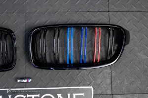 กระจังหน้า BMW F30 เส้นคู่ พร้อมแถบ 3 สี สีดำเงา
