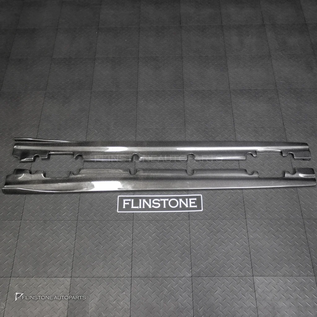 สเกิร์ตข้าง Carbon fiber สำหรับ W117 CLA-Class ทรง Revozport