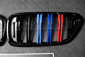 กระจังหน้า สำหรับ BMW G32 Series 6 Per LCI เส้นคู่ พร้อมแถบ 3 สี สีดำเงา