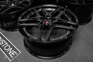ล้อ Custom Forged แบบ 2 ชิ้น สำหรับ Maserati Levante หมุดเงิน ก้านดำด้าน ขอบดำเงา ขอบ 21 5114.3