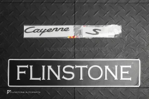โลโก้ Cayenne S สีดำเงา