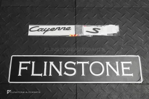 โลโก้ Cayenne S สีดำเงา