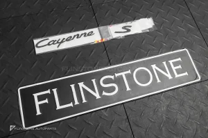 โลโก้ Cayenne S สีดำเงา