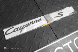 โลโก้ Cayenne S สีดำเงา