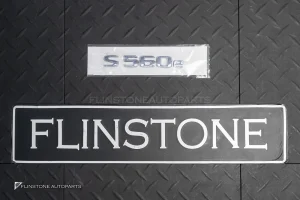 โลโก้ S560e สีโครเมี่ยม แปะท้ายรถ