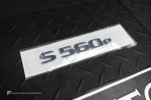 โลโก้ S560e สีโครเมี่ยม แปะท้ายรถ