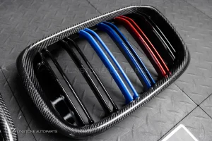 กระจังหน้า Carbon fiber BMW G01 X3-G02 X4 เส้นคู่ สีดำเงา พร้อมแถบสามสี
