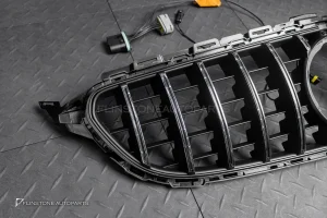 ตำหนินิดหน่อย กระจังหน้า LED สำหรับ W205 C-Class facelift ทรง GT สำหรับรถไม่มีกล้องหน้า