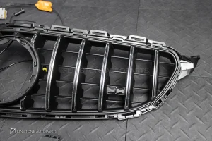 ตำหนินิดหน่อย กระจังหน้า LED สำหรับ W205 C-Class facelift ทรง GT สำหรับรถไม่มีกล้องหน้า