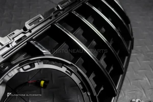 ตำหนินิดหน่อย กระจังหน้า LED สำหรับ W205 C-Class facelift ทรง GT สำหรับรถไม่มีกล้องหน้า