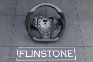 พวงมาลัย Carbon fiber สำหรับ Aston Martin Vantage 2010 หนังดำ ด้ายดำ