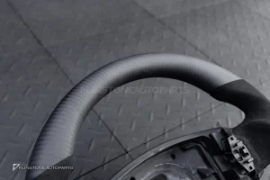 พวงมาลัย Carbon fiber สำหรับ Aston Martin Vantage 2010 หนังดำ ด้ายดำ
