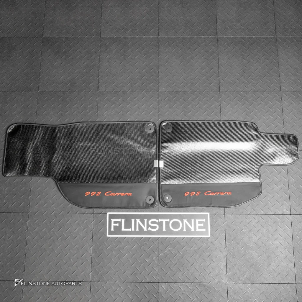 ผ้ารองพื้น ลาย Carbon fiber สำหรับ Porsche 992 Carrera ปั๊มโลโก้ 992 Carrera สีแดง