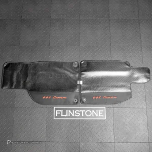 ผ้ารองพื้น ลาย Carbon fiber สำหรับ Porsche 992 Carrera ปั๊มโลโก้ 992 Carrera สีแดง