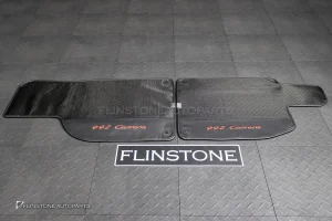 ผ้ารองพื้น ลาย Carbon fiber สำหรับ Porsche 992 Carrera ปั๊มโลโก้ 992 Carrera สีแดง