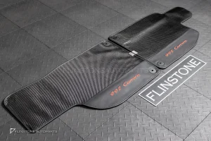 ผ้ารองพื้น ลาย Carbon fiber สำหรับ Porsche 992 Carrera ปั๊มโลโก้ 992 Carrera สีแดง