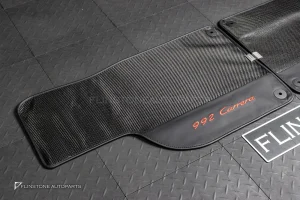ผ้ารองพื้น ลาย Carbon fiber สำหรับ Porsche 992 Carrera ปั๊มโลโก้ 992 Carrera สีแดง