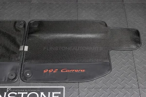 ผ้ารองพื้น ลาย Carbon fiber สำหรับ Porsche 992 Carrera ปั๊มโลโก้ 992 Carrera สีแดง