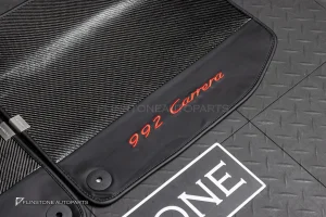ผ้ารองพื้น ลาย Carbon fiber สำหรับ Porsche 992 Carrera ปั๊มโลโก้ 992 Carrera สีแดง