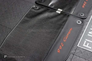 ผ้ารองพื้น ลาย Carbon fiber สำหรับ Porsche 992 Carrera ปั๊มโลโก้ 992 Carrera สีแดง