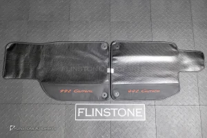 ผ้ารองพื้น ลาย Carbon fiber สำหรับ Porsche 992 Carrera ปั๊มโลโก้ 992 Carrera สีแดง