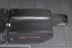 ผ้ารองพื้น ลาย Carbon fiber สำหรับ Porsche 992 Carrera ปั๊มโลโก้ 992 Carrera สีแดง