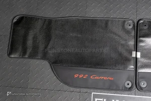 ผ้ารองพื้น ลาย Carbon fiber สำหรับ Porsche 992 Carrera ปั๊มโลโก้ 992 Carrera สีแดง