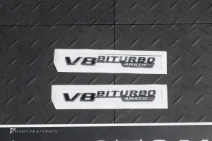 โลโก้ V8 Biturbo 4matic+ สีดำเงา