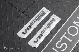 โลโก้ V8 Biturbo 4matic+ สีดำเงา