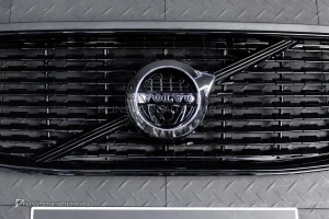 กระจังหน้า สำหรับ Volvo XC90 สีดำเงา