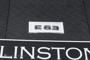 โลโก้ E63 สีดำเงา