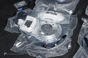 ชุดเบรค Brembo สำหรับ TESLA MODEL Y JUNIPER ปั๊มขาว โลโก้ดำ