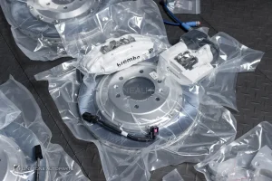 ชุดเบรค Brembo สำหรับ TESLA MODEL Y JUNIPER ปั๊มขาว โลโก้ดำ