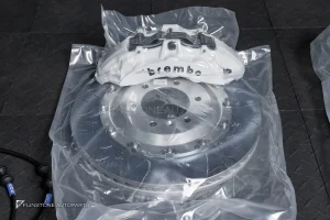 ชุดเบรค Brembo สำหรับ TESLA MODEL Y JUNIPER ปั๊มขาว โลโก้ดำ