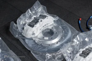ชุดเบรค Brembo สำหรับ TESLA MODEL Y JUNIPER ปั๊มขาว โลโก้ดำ