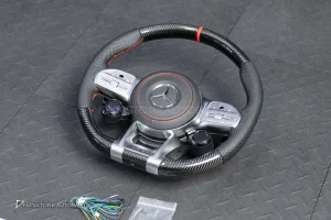 ต้องขัดคราบกาวออกก่อน พวงมาลัย Carbon fiber หนังดำ ด้ายแดง กรอบเงิน พร้อม Drive Unit สำหรับ W205 C-Class