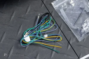 ต้องขัดคราบกาวออกก่อน พวงมาลัย Carbon fiber หนังดำ ด้ายแดง กรอบเงิน พร้อม Drive Unit สำหรับ W205 C-Class