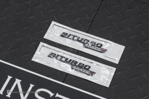 โลโก้ Biturbo 4matic+ สีดำเงา คิดแก้มข้าง