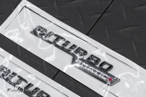 โลโก้ Biturbo 4matic+ สีดำเงา คิดแก้มข้าง