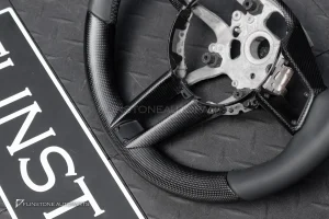 พวงมาลัย Cabon fiber แบบด้าน สำหรับ PORSCHE 992 Carrera หนังดำ-ด้ายดำ
