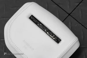 Air bag สำหรับ Land Rover Defender 110 หนังสีขาว ด้ายสีขาว โลโก้สีดำเงา